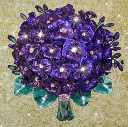 Необычная картина с объемными перламутровыми фиалками и хрустальными стразами