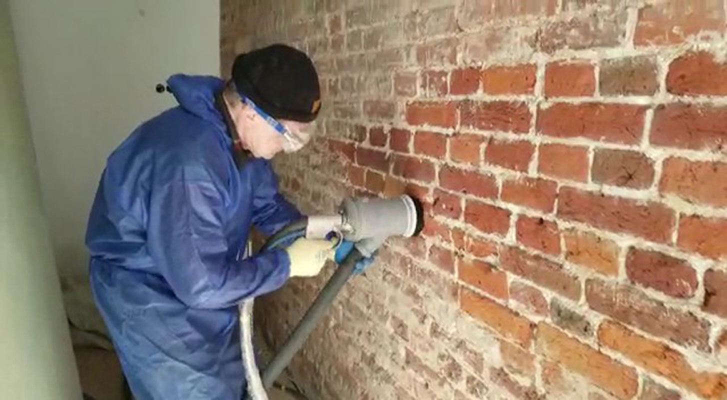 Пескоструйный аппарат для кирпичных стен. Очистка кирпичной кладки. Зачистка кирпича. Пескоструй кирпичной стены. Пескоструйка фасадов.