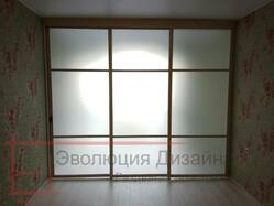 Раздвижная перегородка с матовым стеклом в гостиной фото