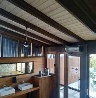 деревянные фальшбалки на потолке ресторана