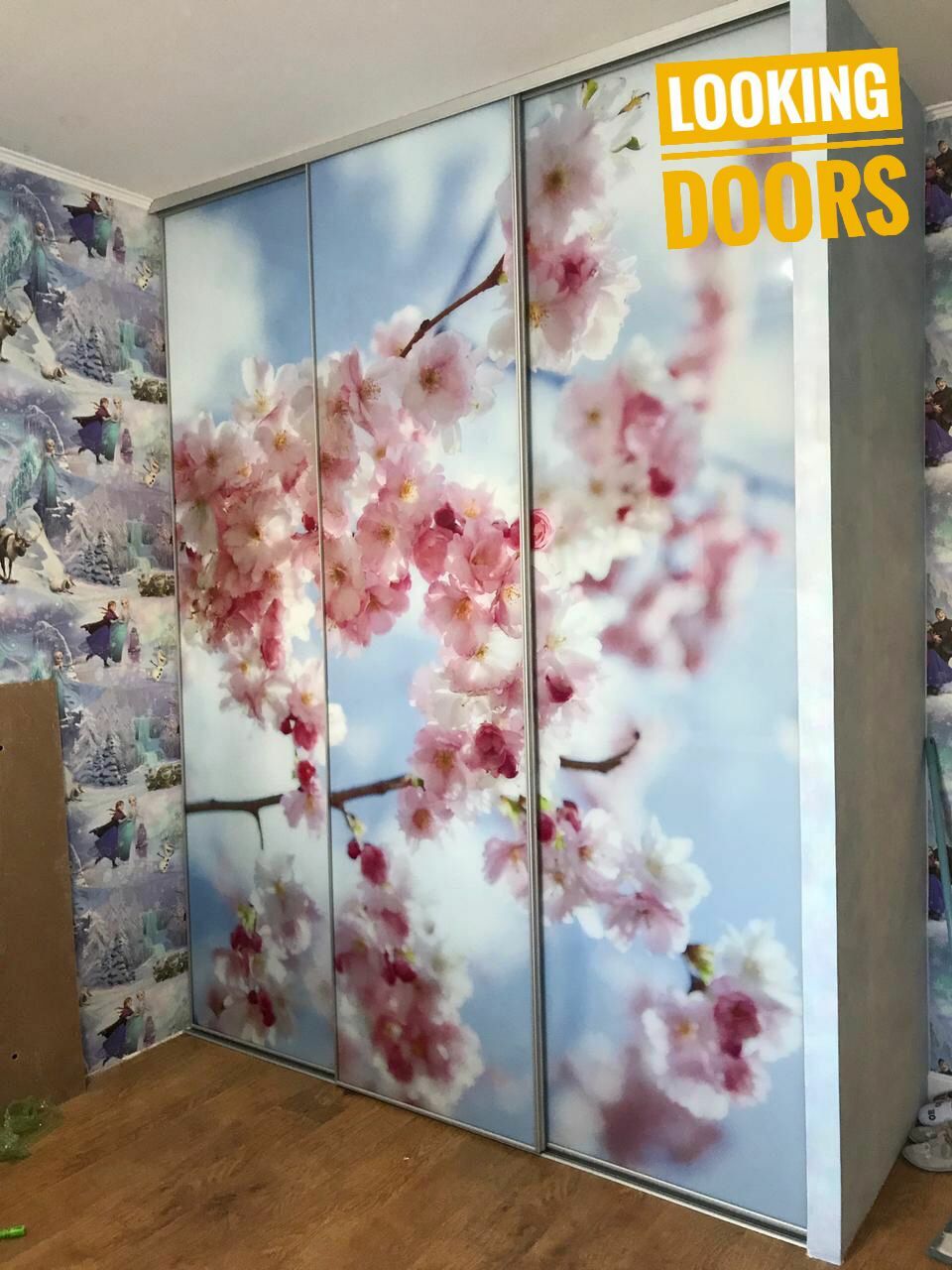 Купить шкаф-купе с дверьми из стекла, украшенными фотопечатью в виде ветки цветущей сакуры, в СПб