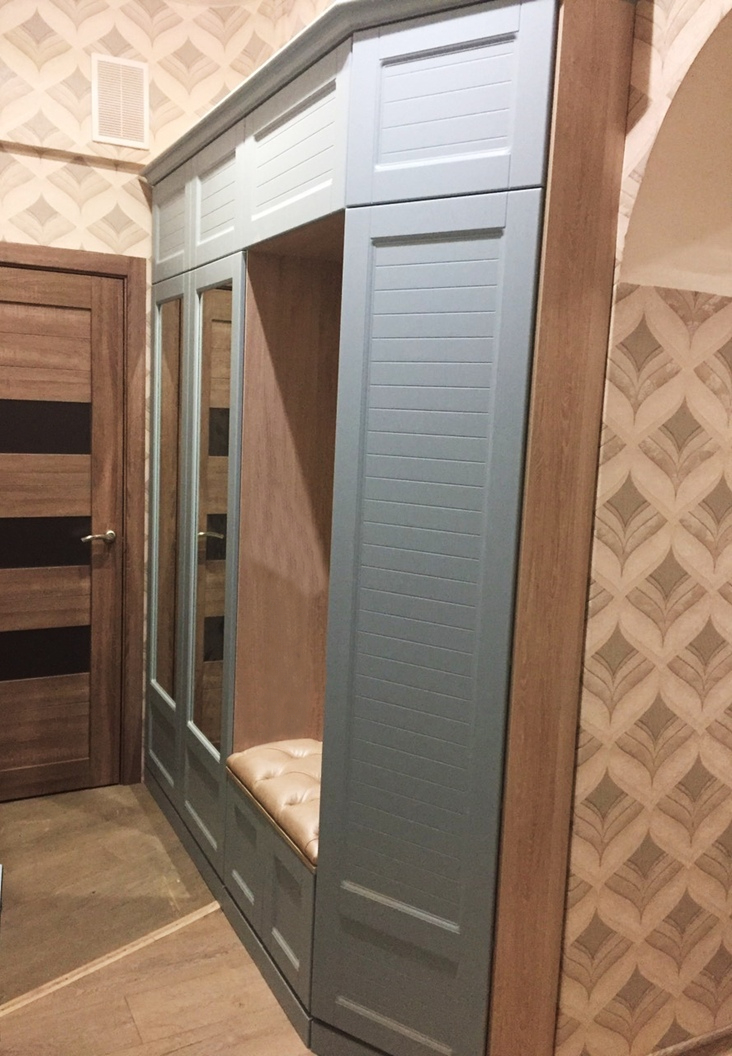 Шкаф в прихожую из ЛДСП древесного цвета с МДФ фасадами с фрезеровкой и зеркальной вставкой на заказ