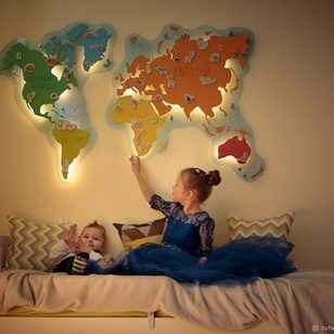 Деревянная карта мира с континентами на стене