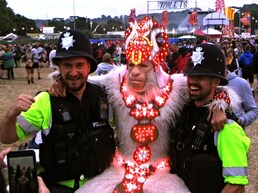 Хануман с полицейскими на фестивале GLASTONBURY