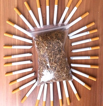 Табак в зип пакете, окружённый забитыми гильзами