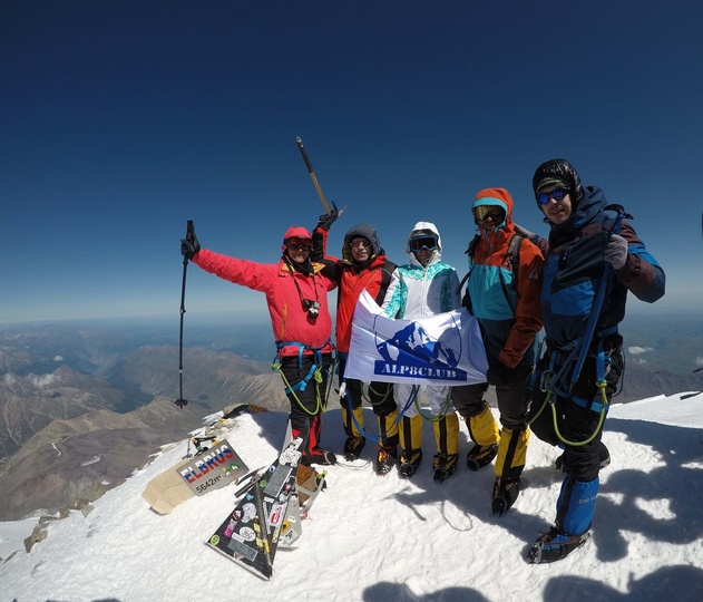 на пике горы. восхождение на белуху. эльбрус восхождение 2021 группа. пик ленина киргизия. поход к гора белуха.