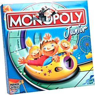 Коробка с настольной игрой на столе в кругу семьи