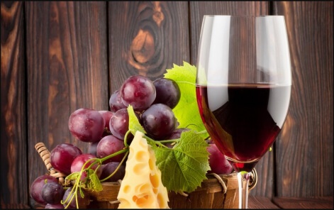 Бокал вина и виноград