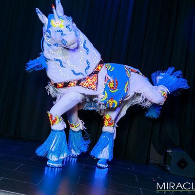Танец светодиодной ростовой куклы Лошадь