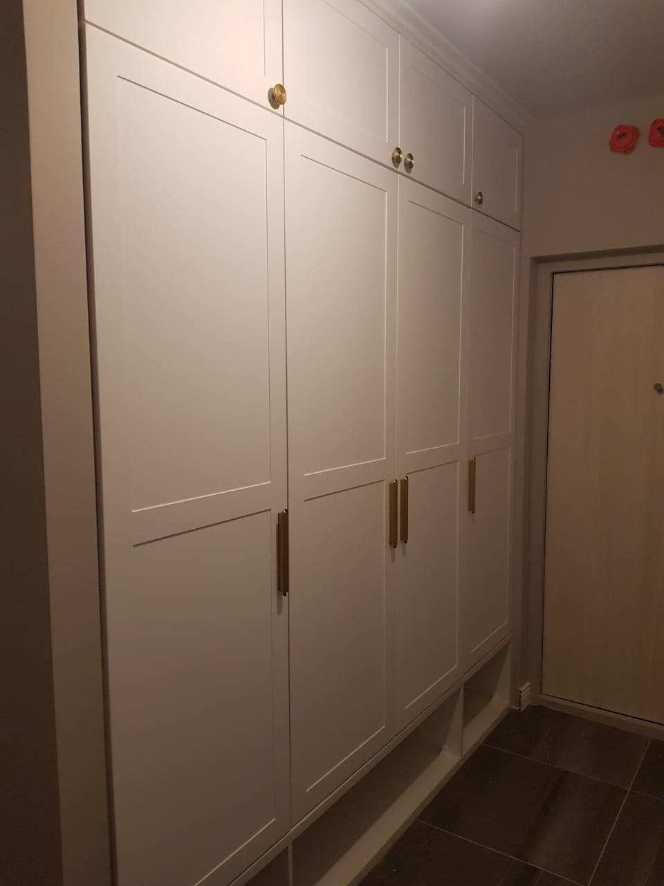 Белый распашной шкаф из МДФ с фрезерованными фасадами для прихожей, изготовленный на заказ в СПб