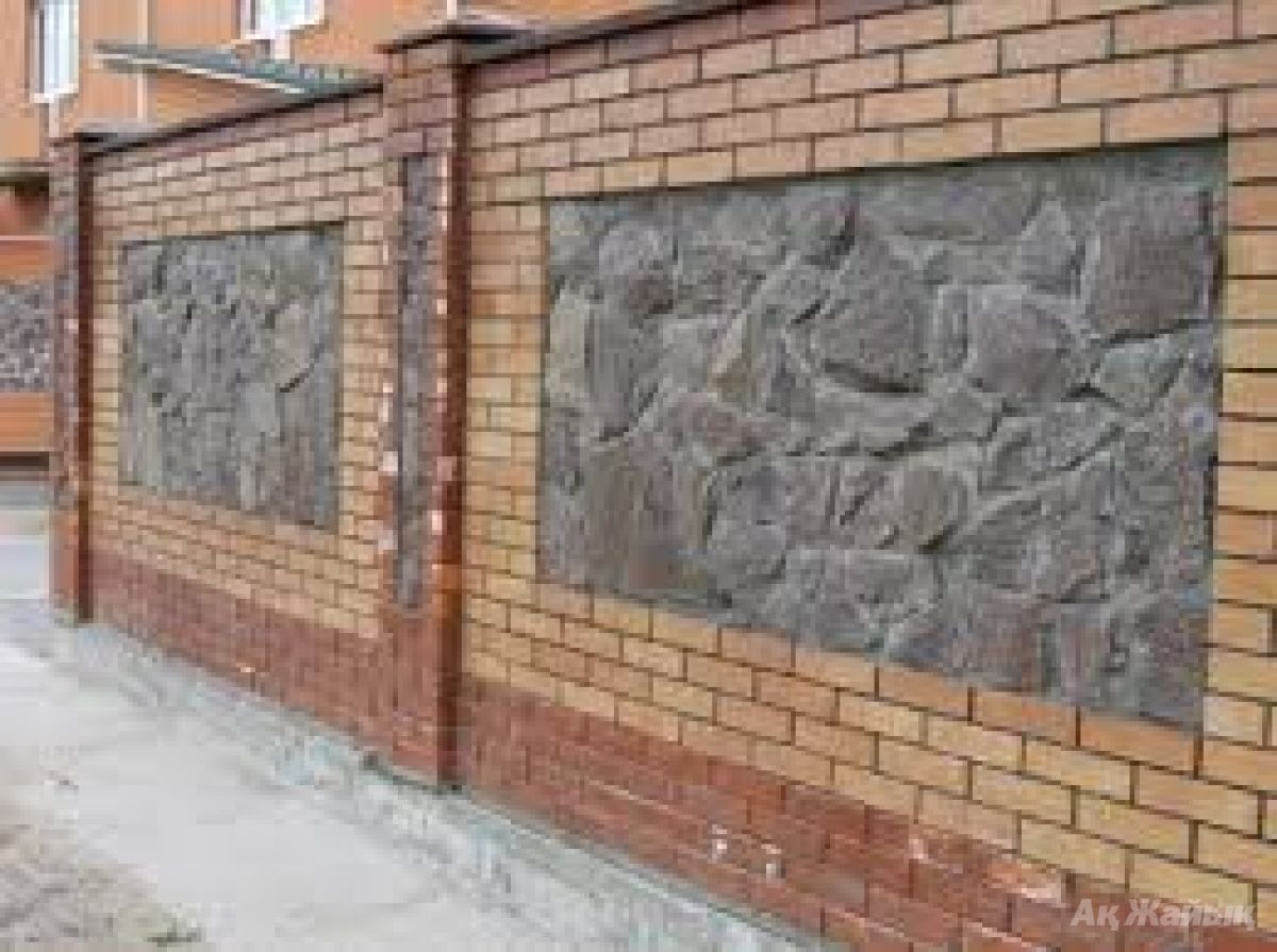 Забор из кирпича и камня комбинированный