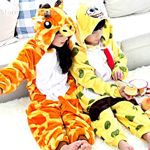 Мягкий кигуруми в виде лисы или медвежонка на ребёнке