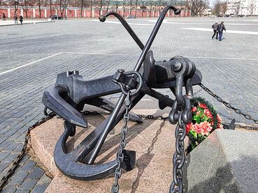 Якоря у памятника адмиралу С.Макарову