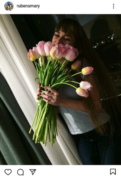 девушка получила букет тюльпанов сорта том поус на доставке