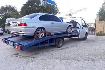 Эвакуатор перевозит BMW