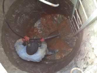 Промывка канализационных труб колодца