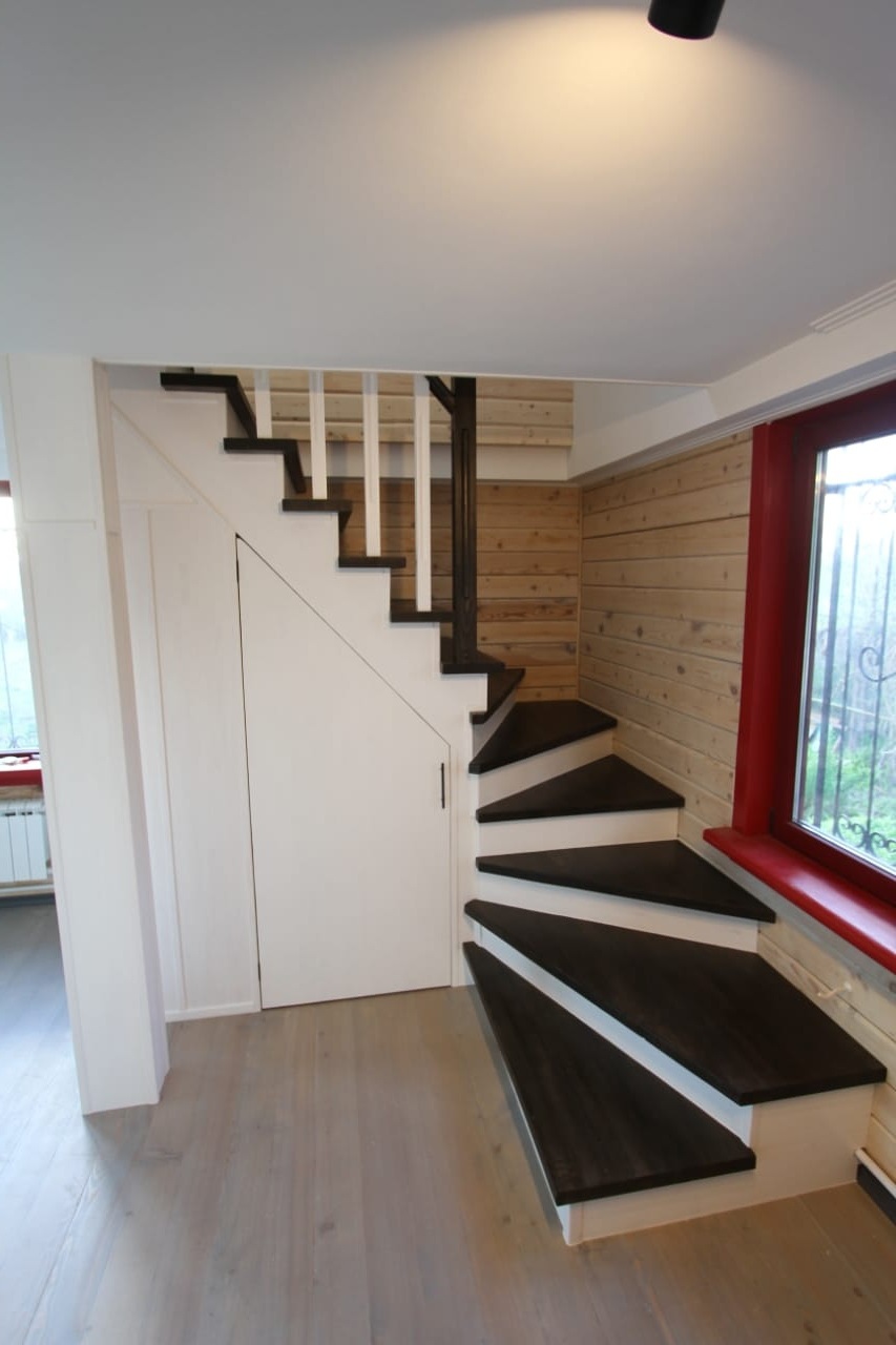 деревянные лестницы на второй этаж в частном доме  в Уфе,Уфимском районе Brent Wood