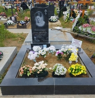 гранитный цоколь на месте захоронения