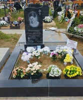 гранитный цоколь на месте захоронения