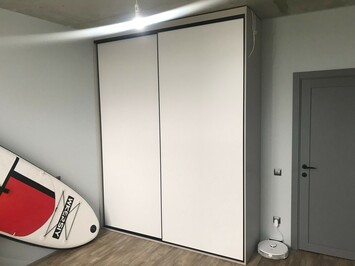 Встроенный шкаф-купе с коробом под натяжной потолок на заказ Арт. DV-888-444-15