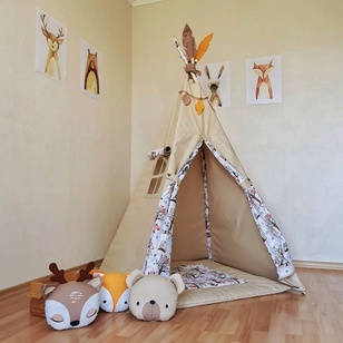 Яркий вигвам из ткани с подушками внутри в детской комнате