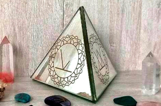 Зеркальная пирамида с символами