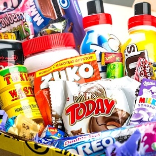 Коробка с набором экзотических сладостей и угощений