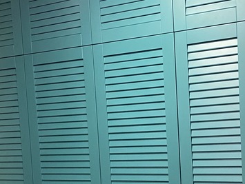Шкаф купе (Хай тек купе) с реечными жалюзийными фасадами (дверцами) на заказ в Екатеринбурге Арт. R-888-222-123