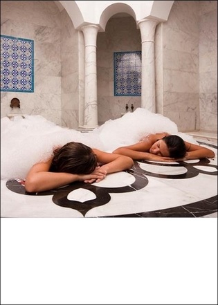 Пештемаль в хамаме, бане, сауне. Обернувшись в турецкое полотенце девушки лежат на чебеке в хамаме