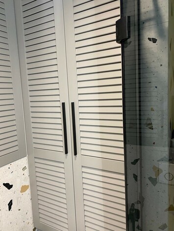 Жалюзийные дверцы для шкафов на заказ в Екатеринбурге hi-tech kupe Арт. RH 555-22-02