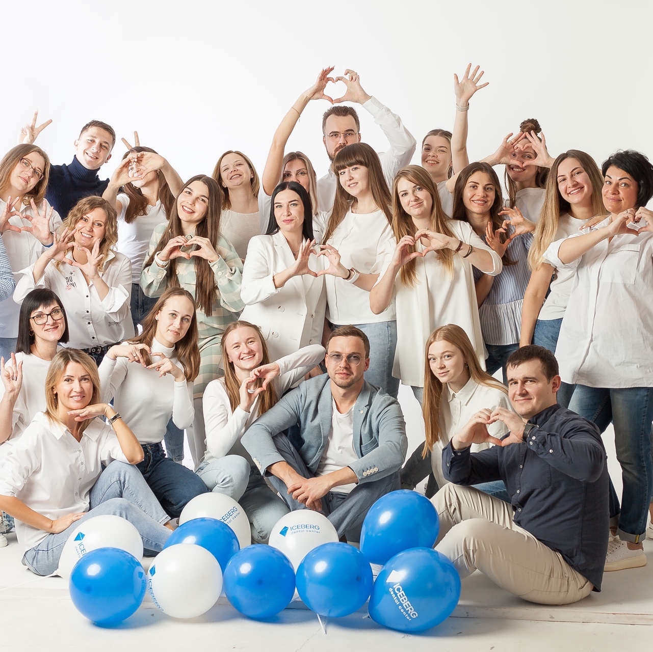 Команда стоматологического центра Айсберг в поисках коллег, как опытных, так имолодых врачей 