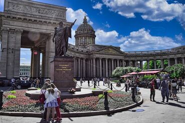 Памятник М.И.Кутузову перед собором