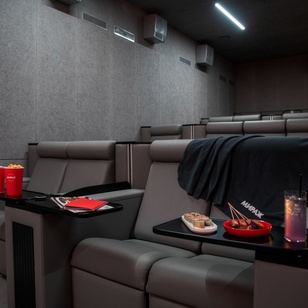 Входной билет в зал с улучшенными креслами и сервисом