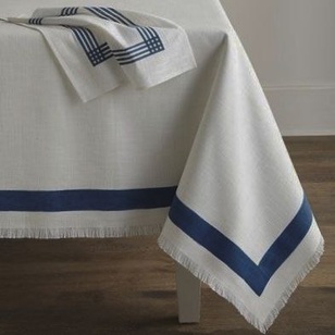 Скатерти для стола — практичный подарок для сохранения мебели на новоселье