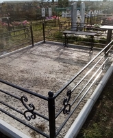 металлическая оградка и бордюр