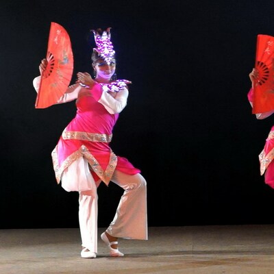 Китайские танцовщицы с веерами