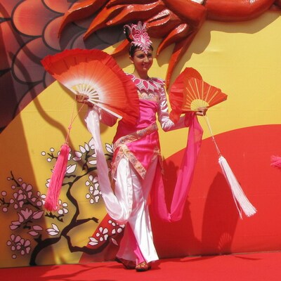 Светодиодный костюм китаянки с веерами