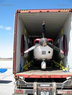 Упаковка самолета Cessna 206 перед отправкой в Москву