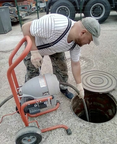 Сантехническая служба прочистки канализации в доме