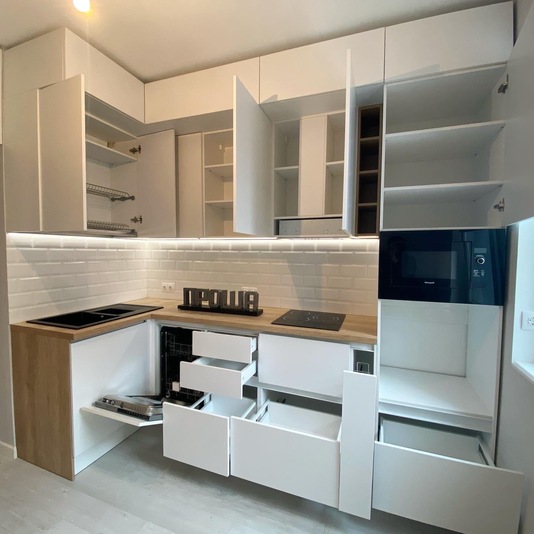 Белая матовая кухня под потолок без ручек в ЖК4YOU. Кухни Проша