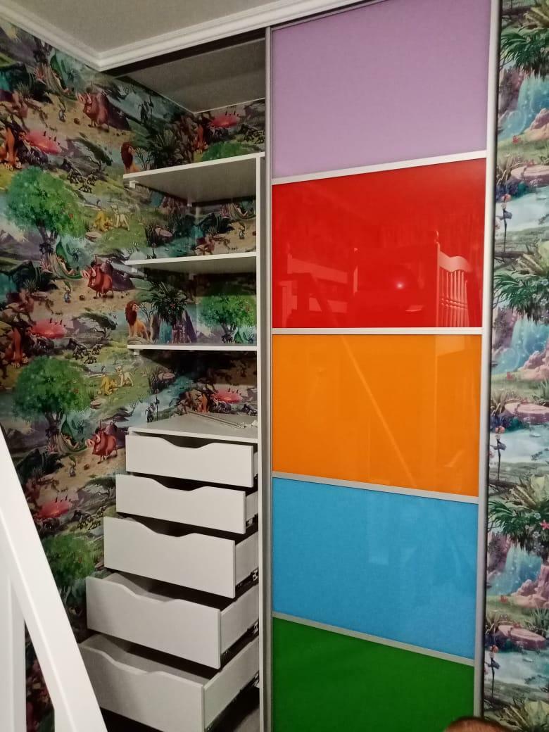 Шкаф-купе в детской комнате с дверьми из стекла, обклеенными разноцветной пленкой, от производителя