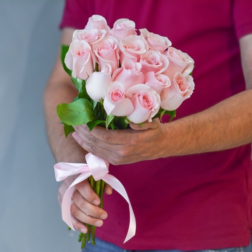 букет из 15 роз розового цвета
