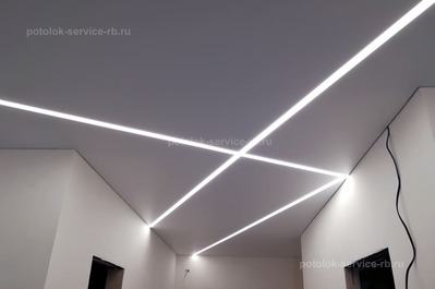 Натяжной потолок со световой линией