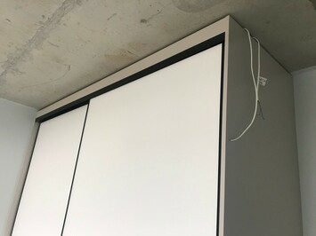 Встроенный шкаф-купе с коробом под натяжной потолок на заказ Арт. DV-888-444-20