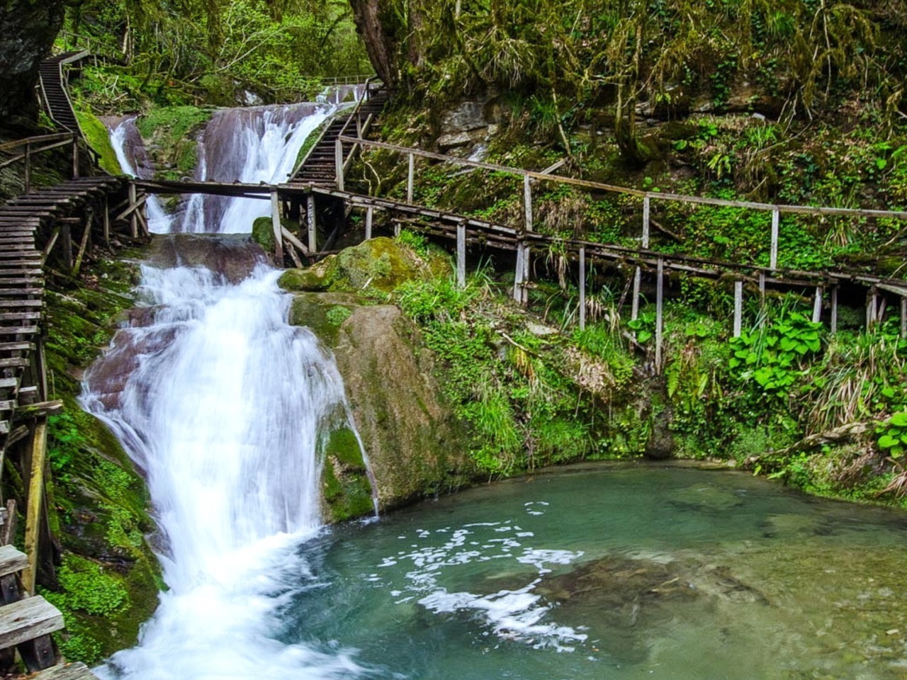 Долина водопадов. Ущелье Джегош 33 водопада. Парк 33 водопада в Сочи. Экскурсия 33 водопада Сочи. 33 Водопада Абхазия.