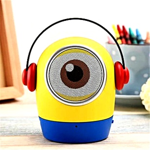 Яркая портативная колонка на столе в детской комнате