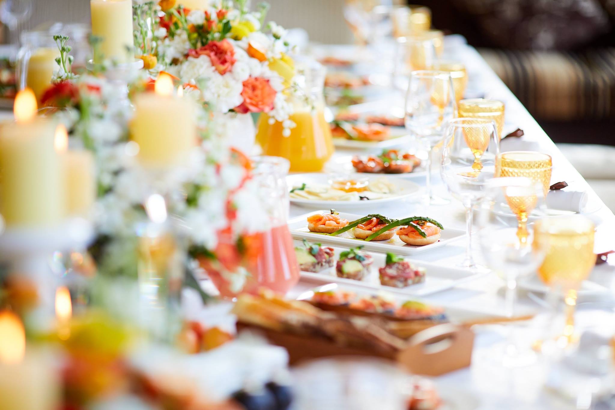 Свадебный стол с едой в кафе фото