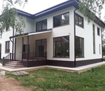 Дом с фасадом, покрытым штукатуркой Барашек RAL 9003